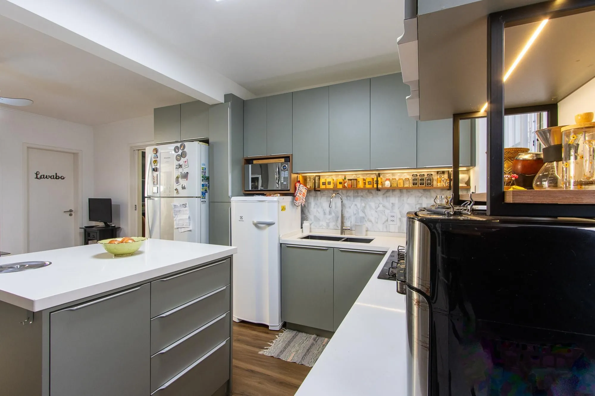 Imagem Linda casa totalmente reformada, 3 quartos (1 suite), 2 vagas cobertas - Bairro Nonoai