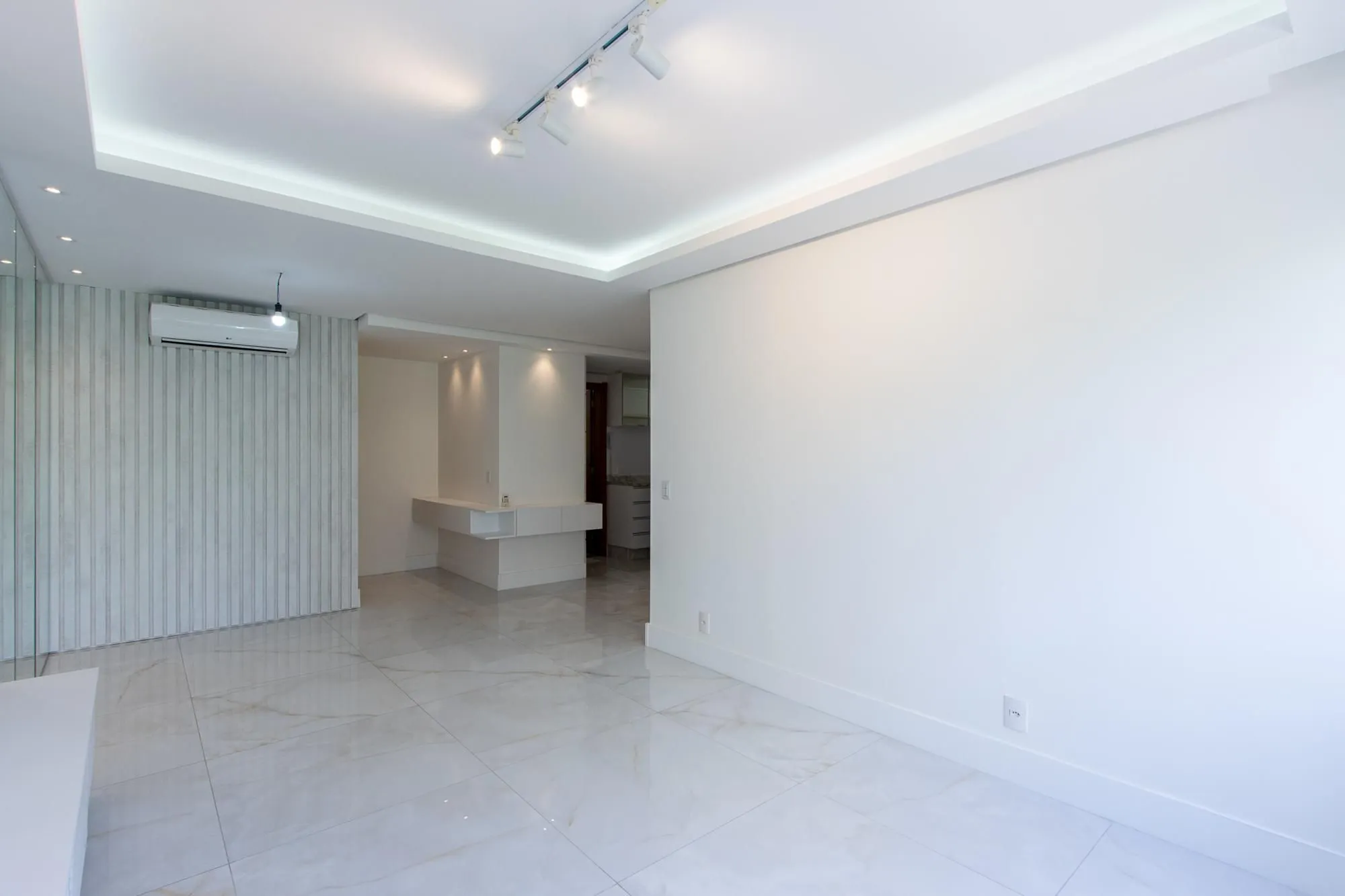 Imagem Apartamento totalmente reformado e impecável para locação - 3 quartos sendo uma suíte - Bairro Cavalhada