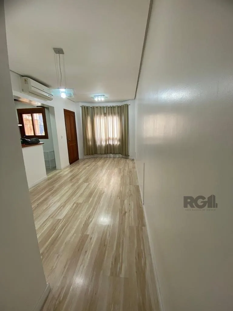 Imagem Casa térrea com 02 dormitórios e 01 vaga, no bairro Aberta dos Morros, em Porto Alegre.
