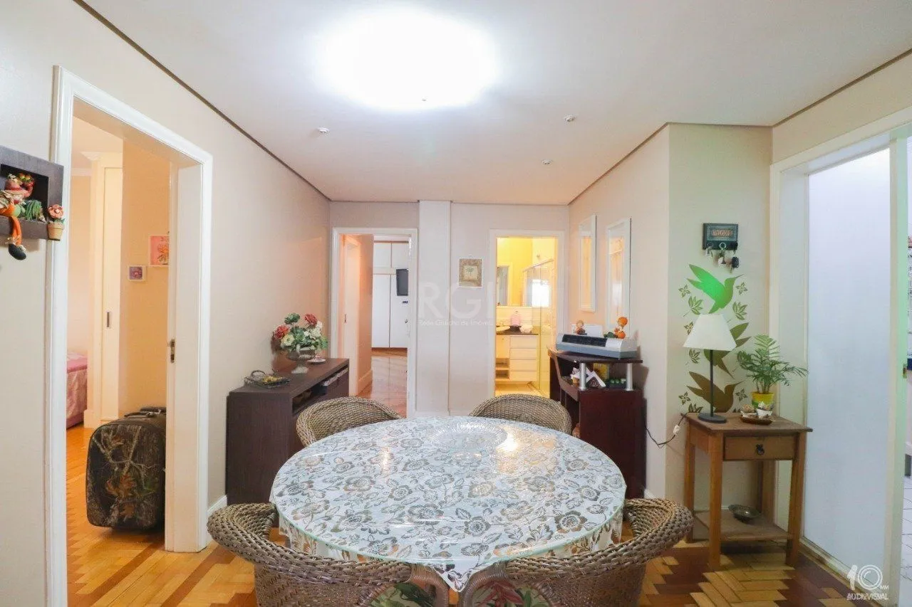 Imagem Apartamento á venda com 3 dormitórios com 1 suíte com sacada + 2 sacadas na sala e living, 233,85M² e 1 vaga de garagem escriturada e coberta, no Bairro Independência em Porto Alegre.