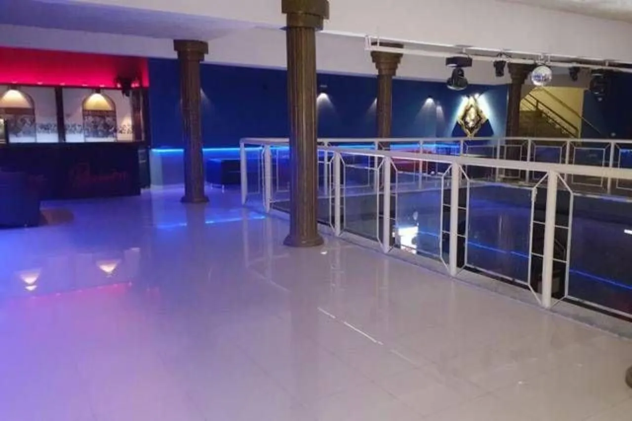 Imagem Salão Comercial à Venda em Sorocaba-SP no Bairro Parque Santa Isabel: 2 Salas, 2 Banheiros, 811m² de Área