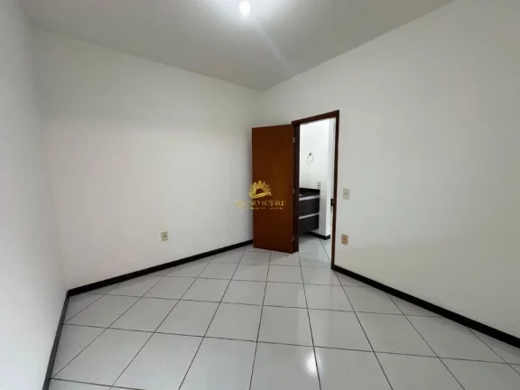 Imagem Descubra a tranquilidade e a conveniência de morar em uma casa duplex charmosa e completa em Guarap...