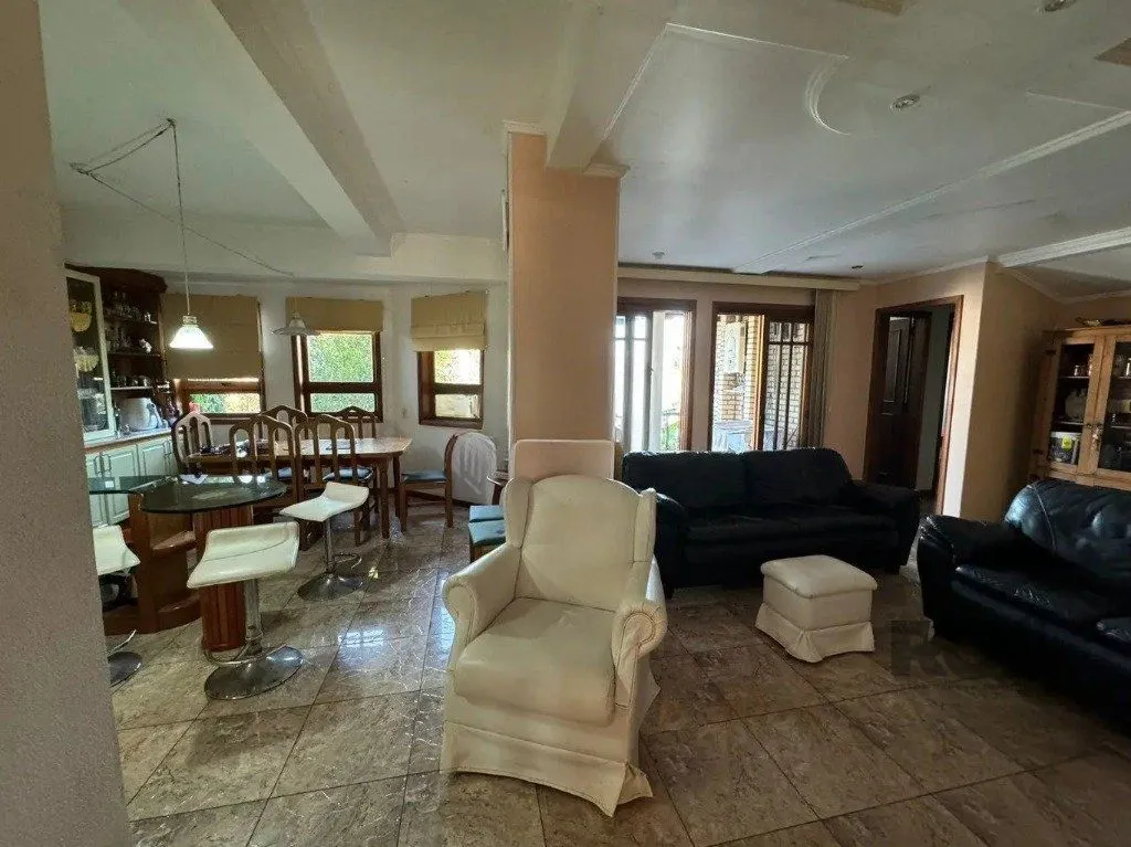 Imagem Casa com 4 dormitórios no bairro nonoai