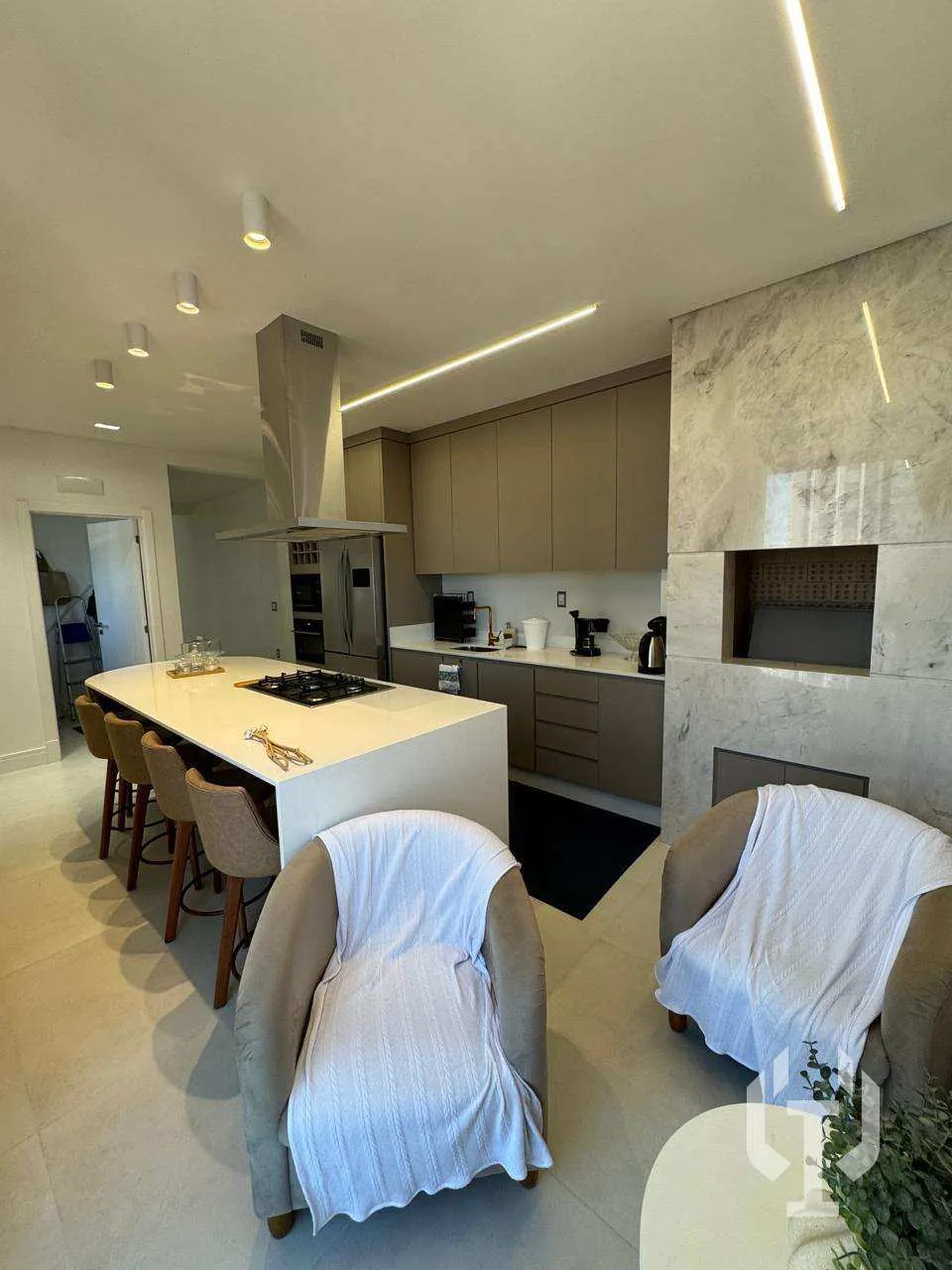 Imagem Apartamento para alugar em Itapema, Meia praia, com 4 quartos, 180m2