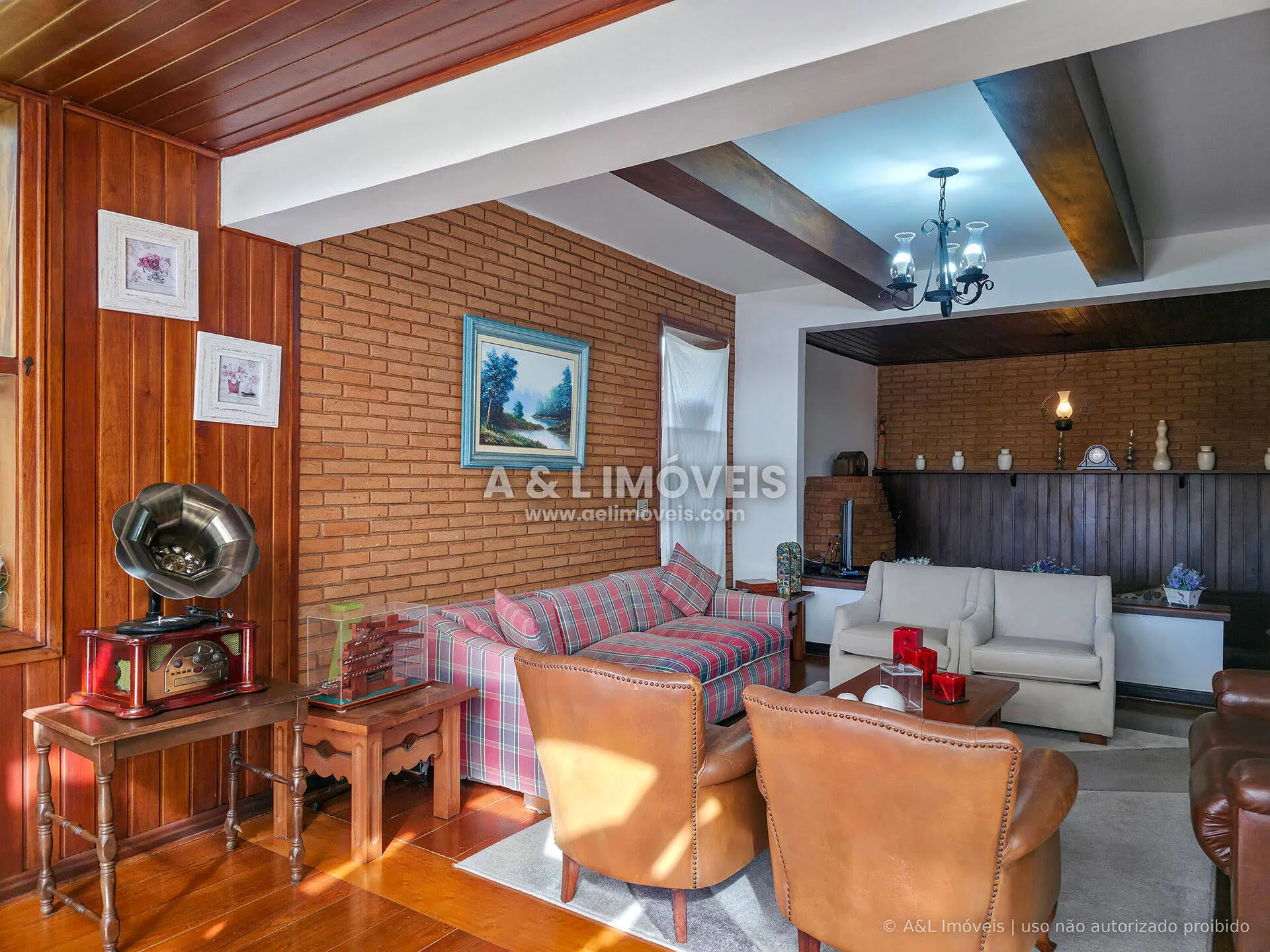 Imagem Casa à venda em Capivari, Campos do Jordão | 4 dormitórios e 2 suítes