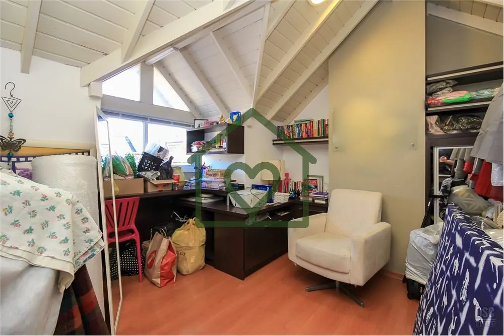 Imagem Linda casa em Condominio, com living de 2 ambientes (estar/jantar) com lareira, cozinha americana mo...