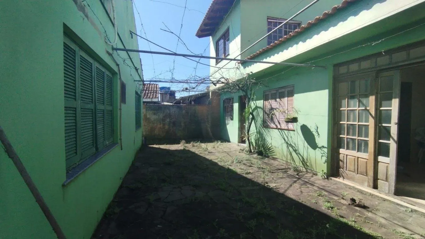 Imagem Casa com 4 quartos e 257m² à venda em Guarujá, Porto Alegre.