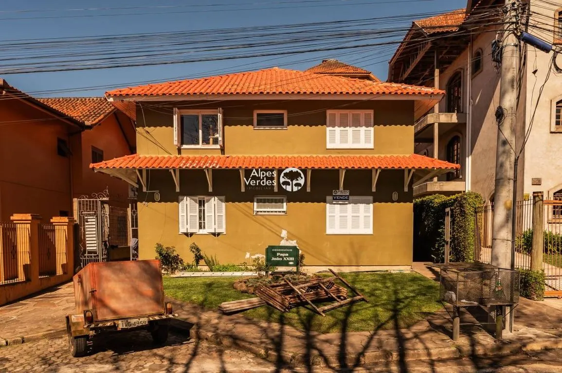 Imagem VENDE-SE APARTAMENTO MOBILIADO COM 01 QUARTO, NO CENTRO DA CIDADE DE CANELA.