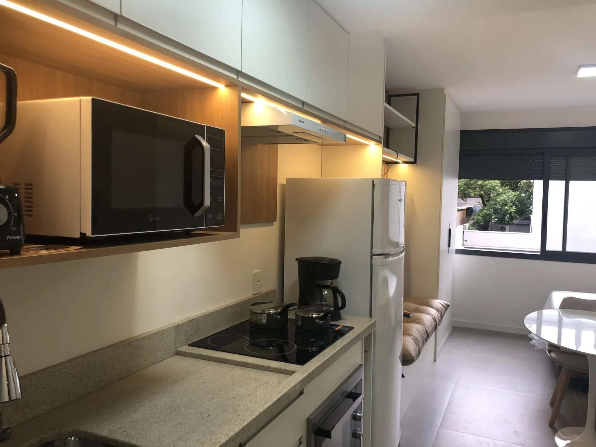 Imagem Apartamento desocupado e totalmente mobiliado com uma garagem