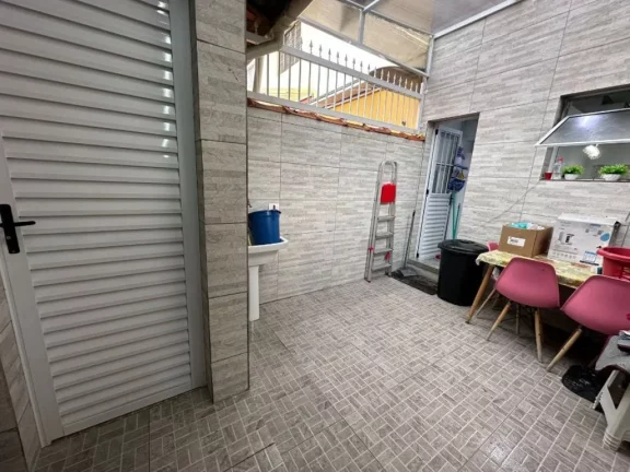 Imagem SOBRADO COM VISTA PARA O MAR à venda no Caiçara em Praia Grande-SP, com 2 dormitórios, sala, cozinha americana, banheiro social, lavabo, 2 vagas de garagem, moveis planejados, churrasqueira, 70 metros da praia. Estuda parcelamento direto.