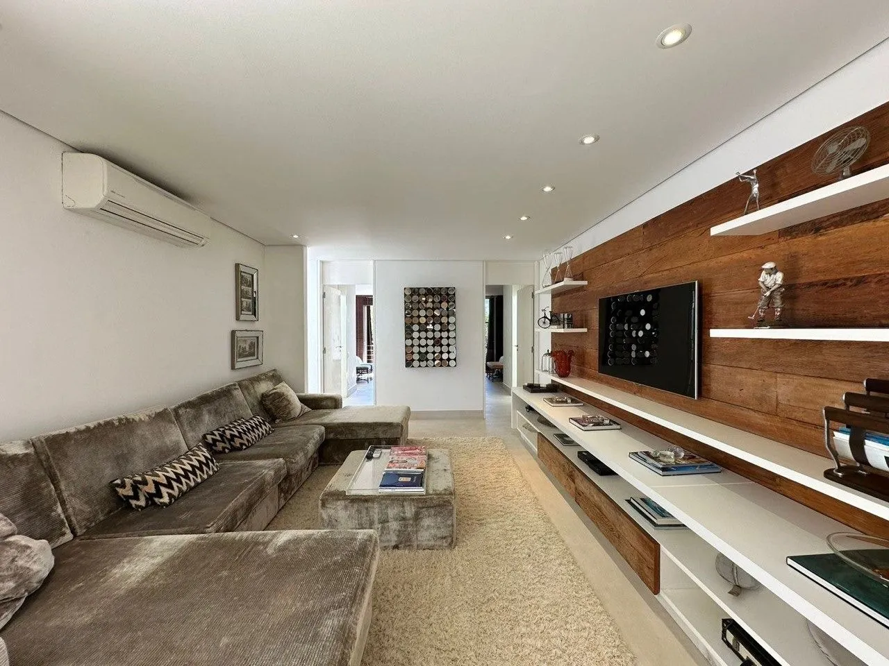 Imagem Venha conhecer essa incrível casa com 4 quartos, 4 suítes e 347,00 m2 de área construída.