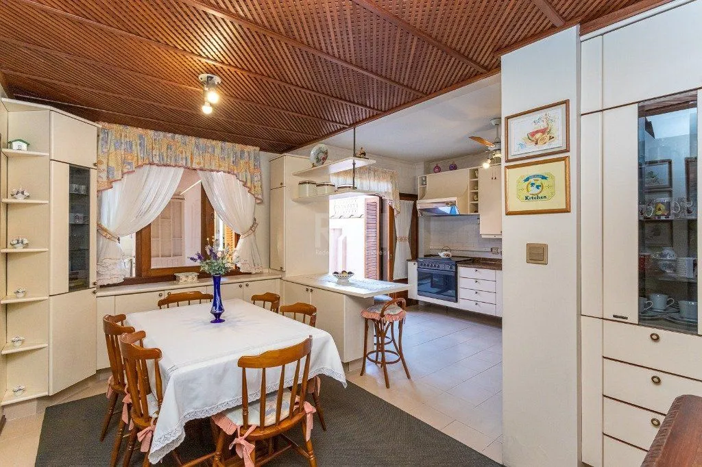 Imagem Casa sobrado no Partenon de 3 dormitórios e amplo pátio