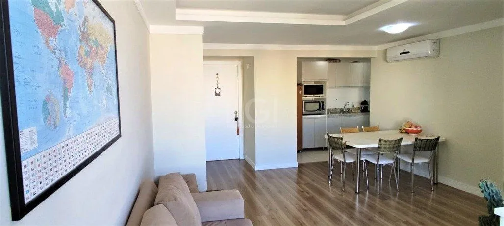 Imagem Excelente, amplo e ensolarado apartamento 3 dormitórios sendo 1 suíte, com living 2 ambientes, banheiro social, semimobiliado e com 2 vagas de garagem.