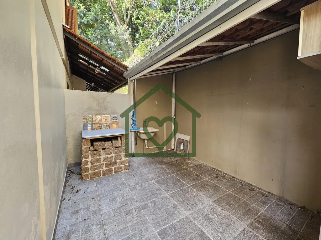 Imagem Casa em condomínio reformada e semimobiliada, com vaga para até 04 carros.

Térreo com living de ...