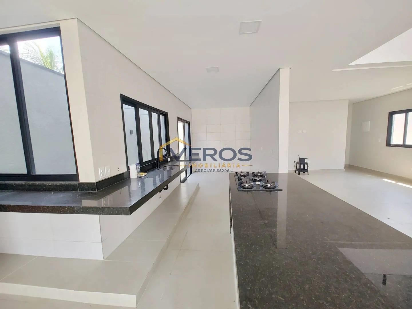 Imagem Casa a venda com piscina a 80m da praia Massaguaçu em Caraguatatuba