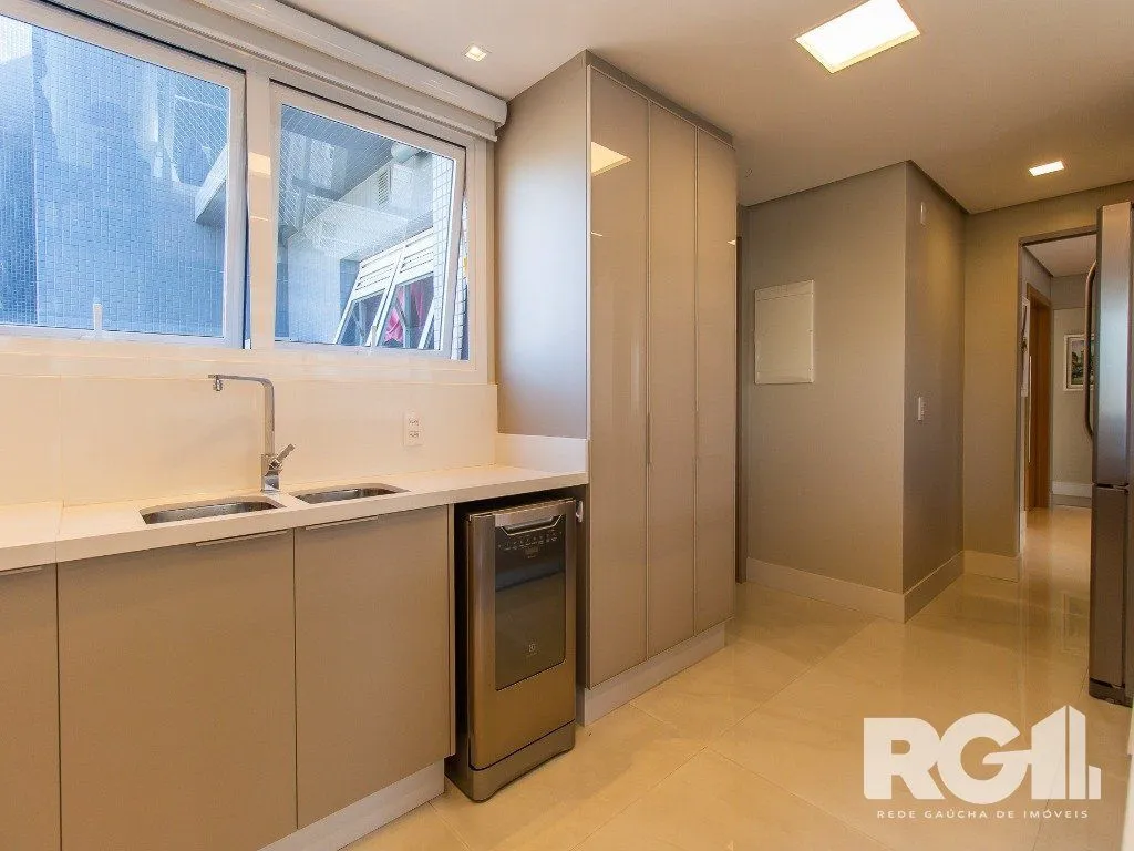 Imagem Belíssimo apartamento todo decorado por arquiteto. Apartamento com 170 m2, 3 suítes, sendo 1 suíte máster no bairro Petrópolis.