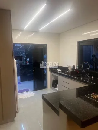 Imagem Casa à venda no Jardim Espanha, Uberaba | 2 dormitórios, suíte, piscina e varanda gourmet