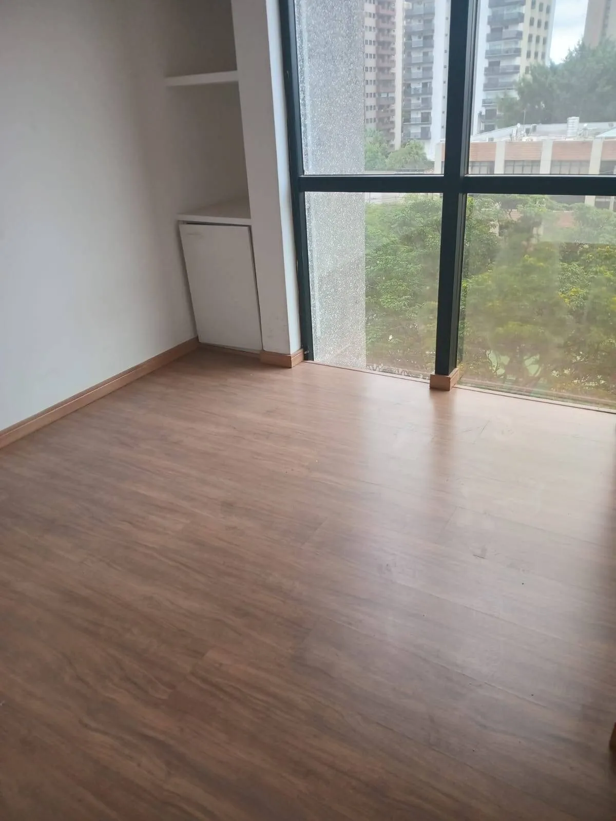 Imagem Espaçosa Sala Comercial de 310m² no Centro de Alphaville ? Edifício Alameda Madeira