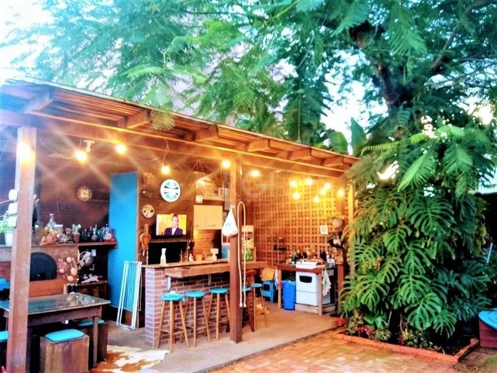 Casa com 233m², 2 dormitórios sendo 1 suíte, living com lareira, espaço gourmet com churrasqueira, pátio e 2 vagas de garagem no bairro Sarandi