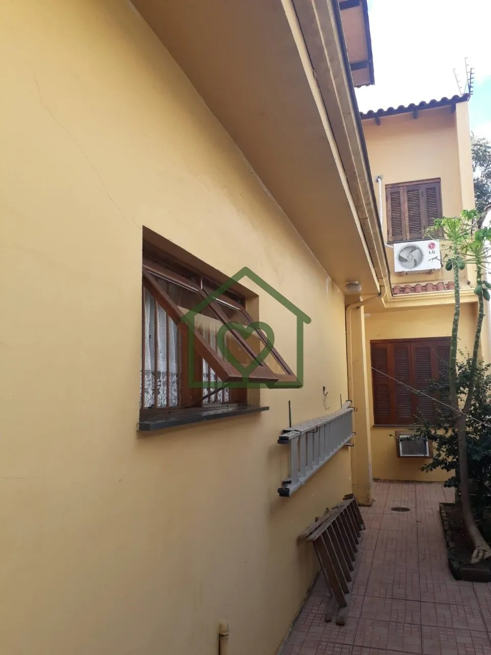 Imagem Ótimo casa/sobrado no bairro Auxiliadora, com 3 dormitórios, 3 vagas de garagem e anexo nos fundos...