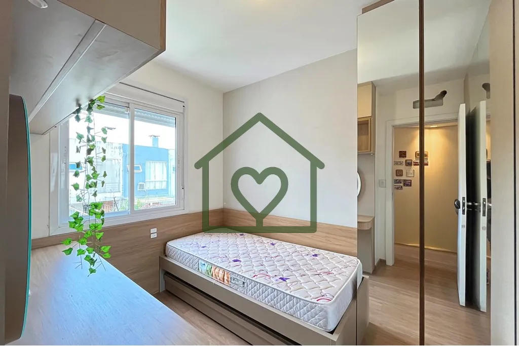 Imagem Este belo sobrado de 96m² oferece 3 dormitórios, incluindo 1 suíte com sacada. 
 A área social c...