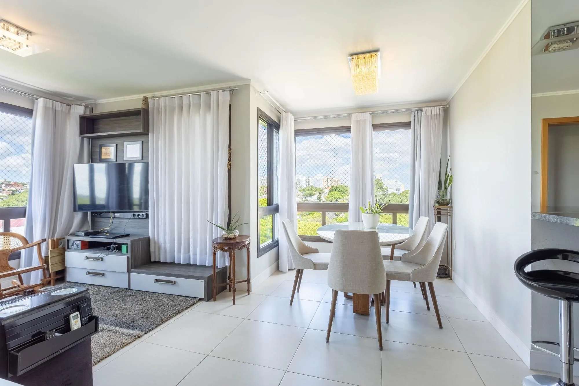 Apartamento à Venda com 2 Dormitórios (1 Suíte) e 2 Vagas Cobertas - Vila Ipiranga, Porto Alegre/RS