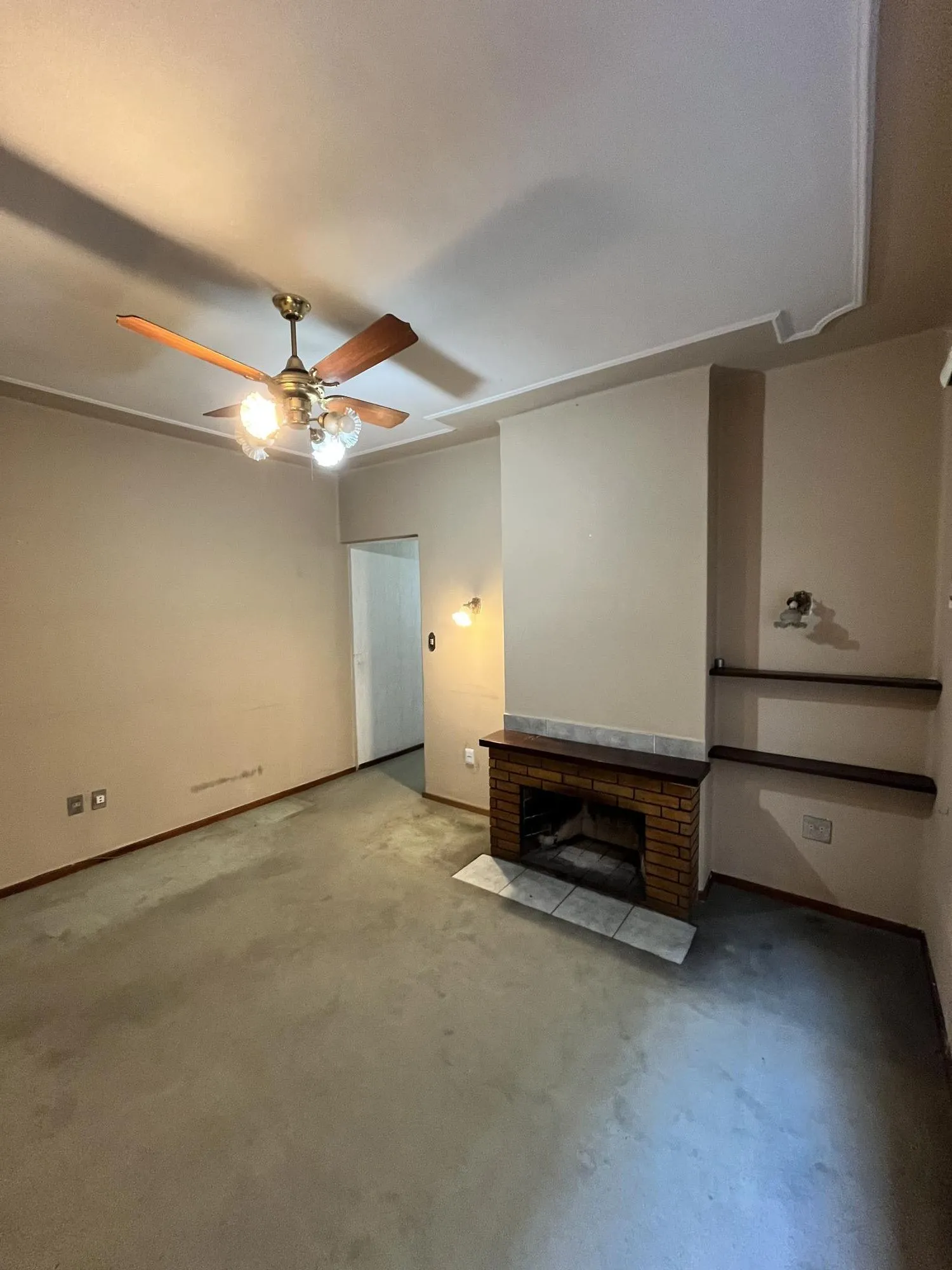 Imagem Apartamento de 2 quartos, lareira e dependência de empregada no bairro Floresta