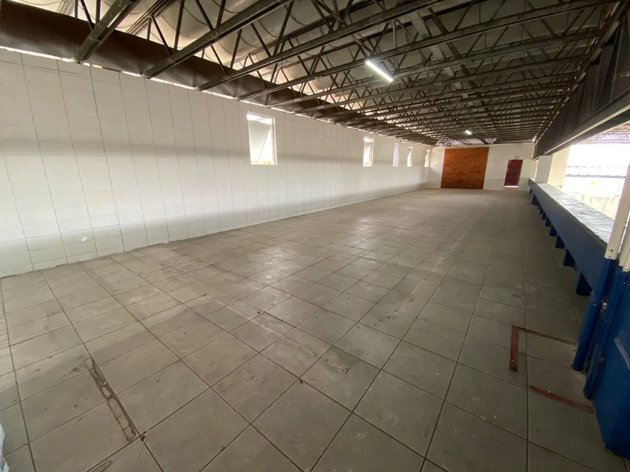 Imagem Galpão Comercial para Locação no Centro de Votorantim-SP: 4 Salas, 8 Banheiros, 40 Vagas e 20.000m² de Área!