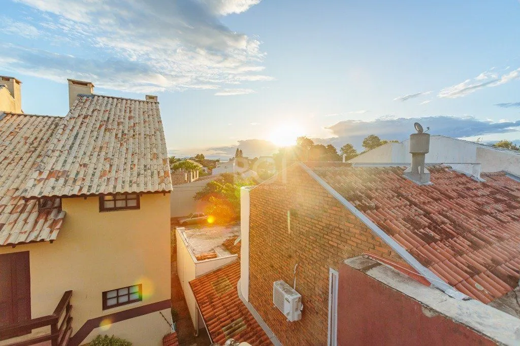 Imagem Casa 160m² - 3 dormitórios, 1 suíte, churrasqueira, terraço e 2 vagas de garagem no Guarujá