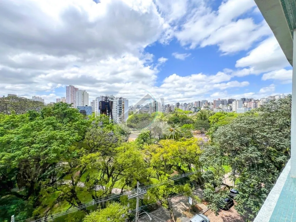 Imagem Esse imóvel se destaca por ser um clássico no Moinhos de Vento, com peças amplas, 4 dormitórios ...