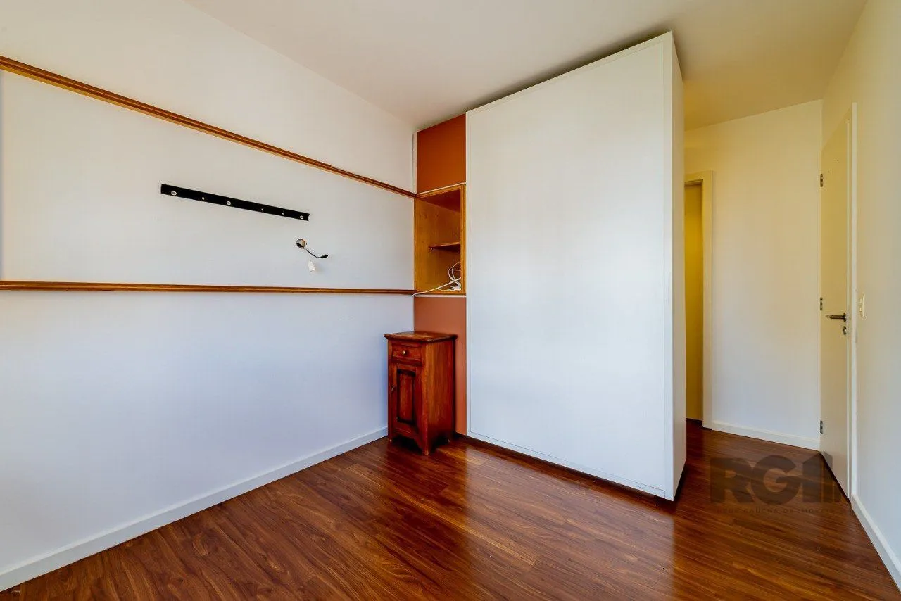 Imagem Apartamento de um quarto, suíte e uma vaga de garagem no bairro Santa Cecilia em Porto Alegre.