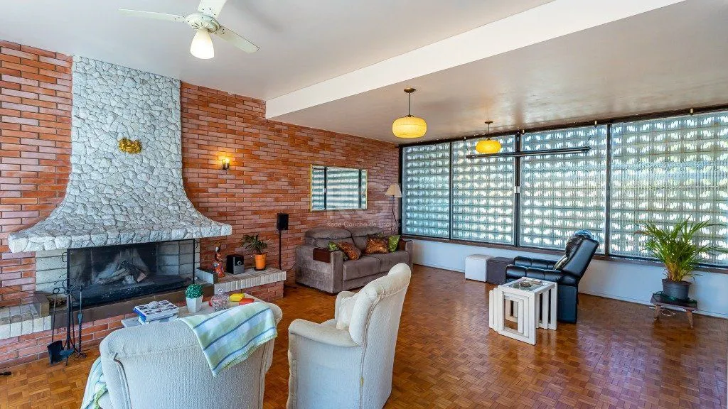 Imagem Vende casa com 05 quartos e garagem para 5 carros.