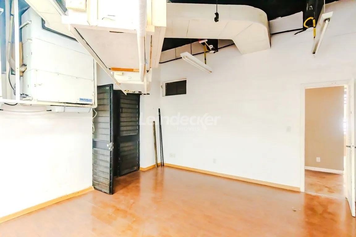 Imagem MÁFFER IMÓVEIS ALUGA - LOJA DE ESQUINA | 244 m² Bairro Independência - Porto Alegre Uma loja imponente, em posição absolutamente privilegiada, localizada na esquina entre a Rua Ramiro Barcelos e a Av. Independência, no coração de uma das regiões mais valo