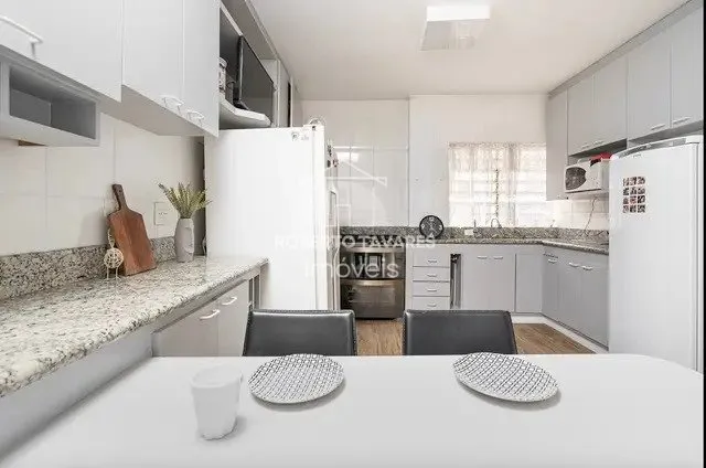 Imagem Apartamento com 294m², 5 dormitórios, 2 Suítes - 2 Vagas, para quem quer viver no sossego com grandes e deliciosos espaços, aqui é para viver em paz total. Esse imóvel é um achado, muito ensolarado, ótimo preço por m².