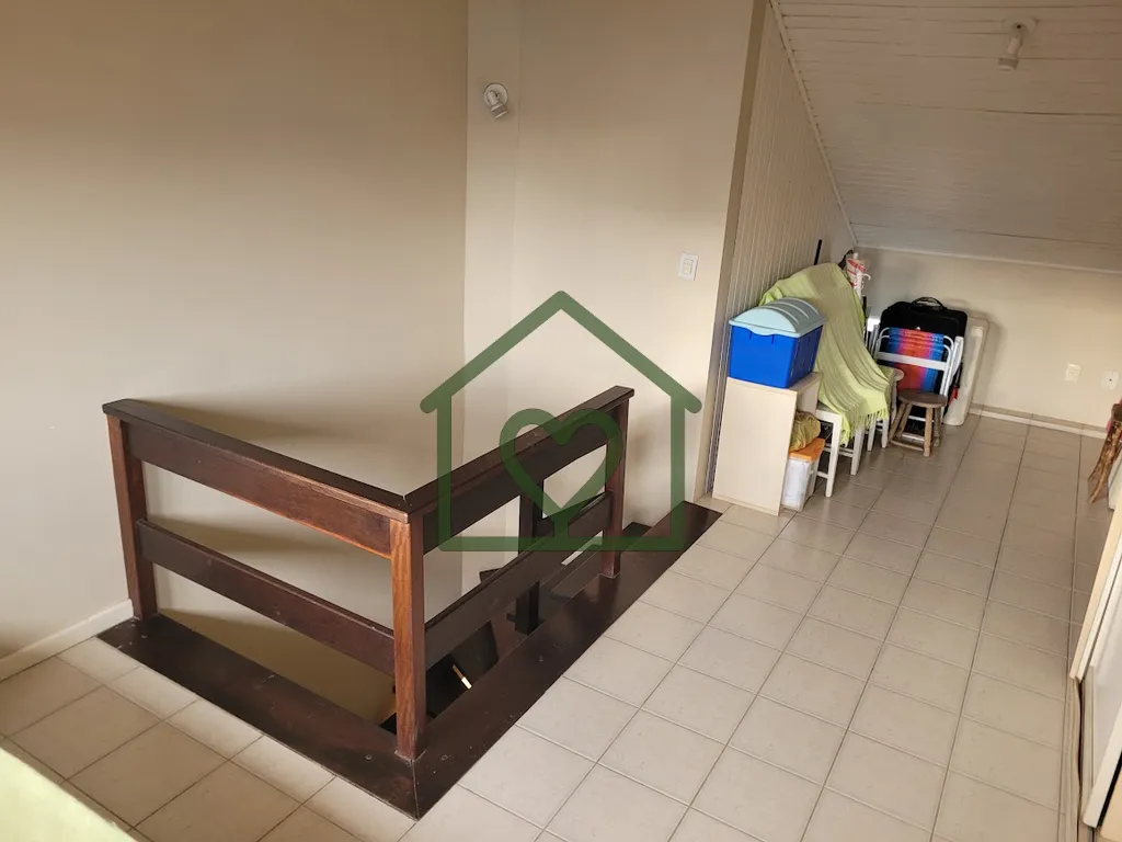 Imagem Casa Aconchegante em Condomínio Fechado 133m² 2 Dormitórios + Sótão Se você procura segurança...