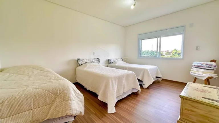 Imagem Residência com Arquitetura Imponente e Vista Permanente