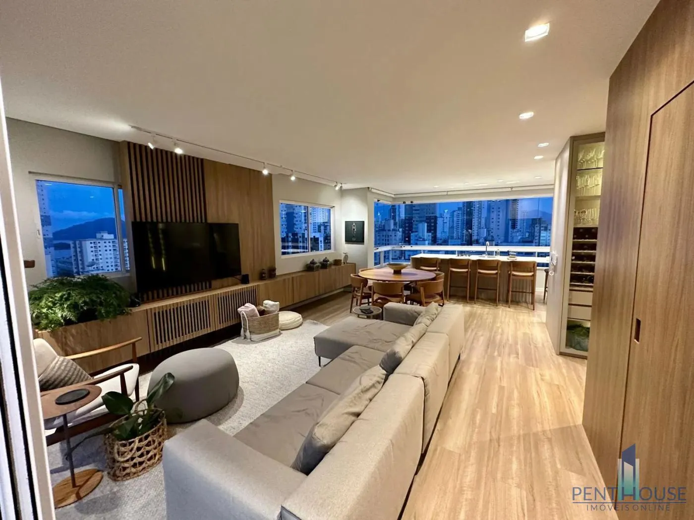 Imagem Cobertura Duplex para Venda em Balneário Camboriú, CENTRO, 4 dormitórios, 4 suítes, 5 banheiros, 3 vagas