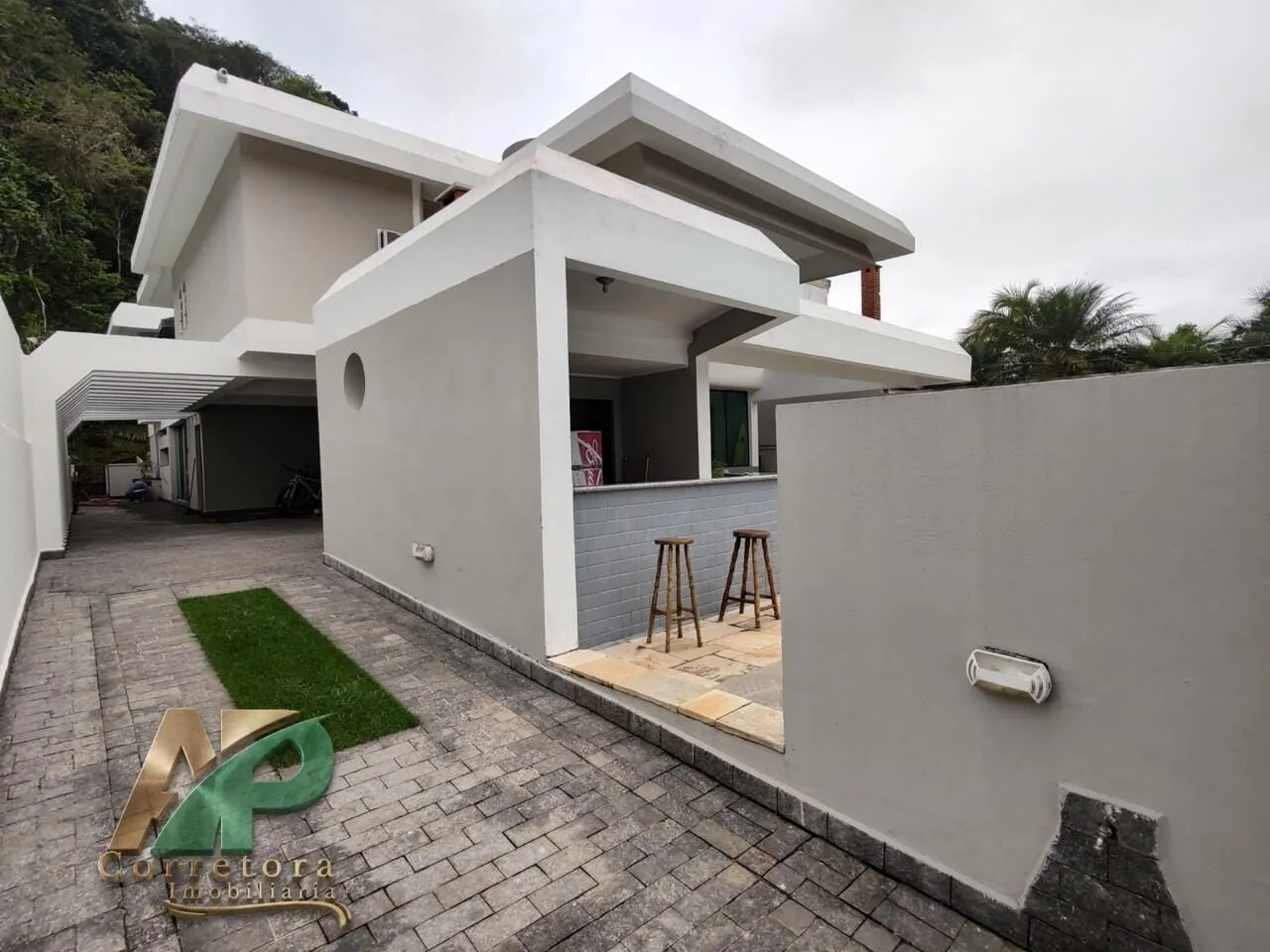 Imagem Mansão de Luxo à Venda no Condomínio Jardim Pernambuco II - Praia do Pernambuco, Guarujá | 4 Suítes, Piscina e Alto Padrão