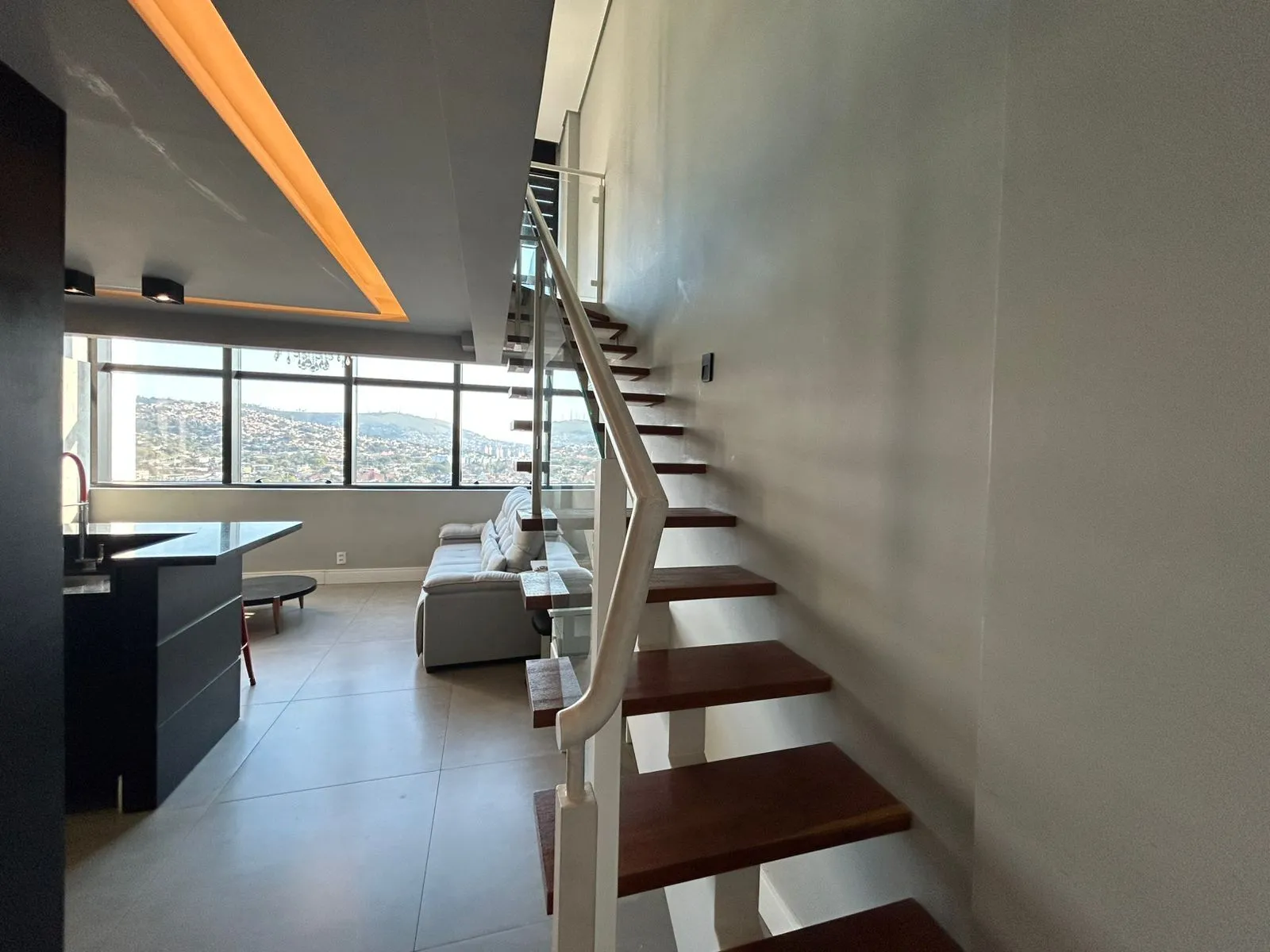 Imagem Apartamento duplex a venda, mobiliado e decorado, planta de 57 m2 com 1 dormitório, 2 vagas e 1 depósito.