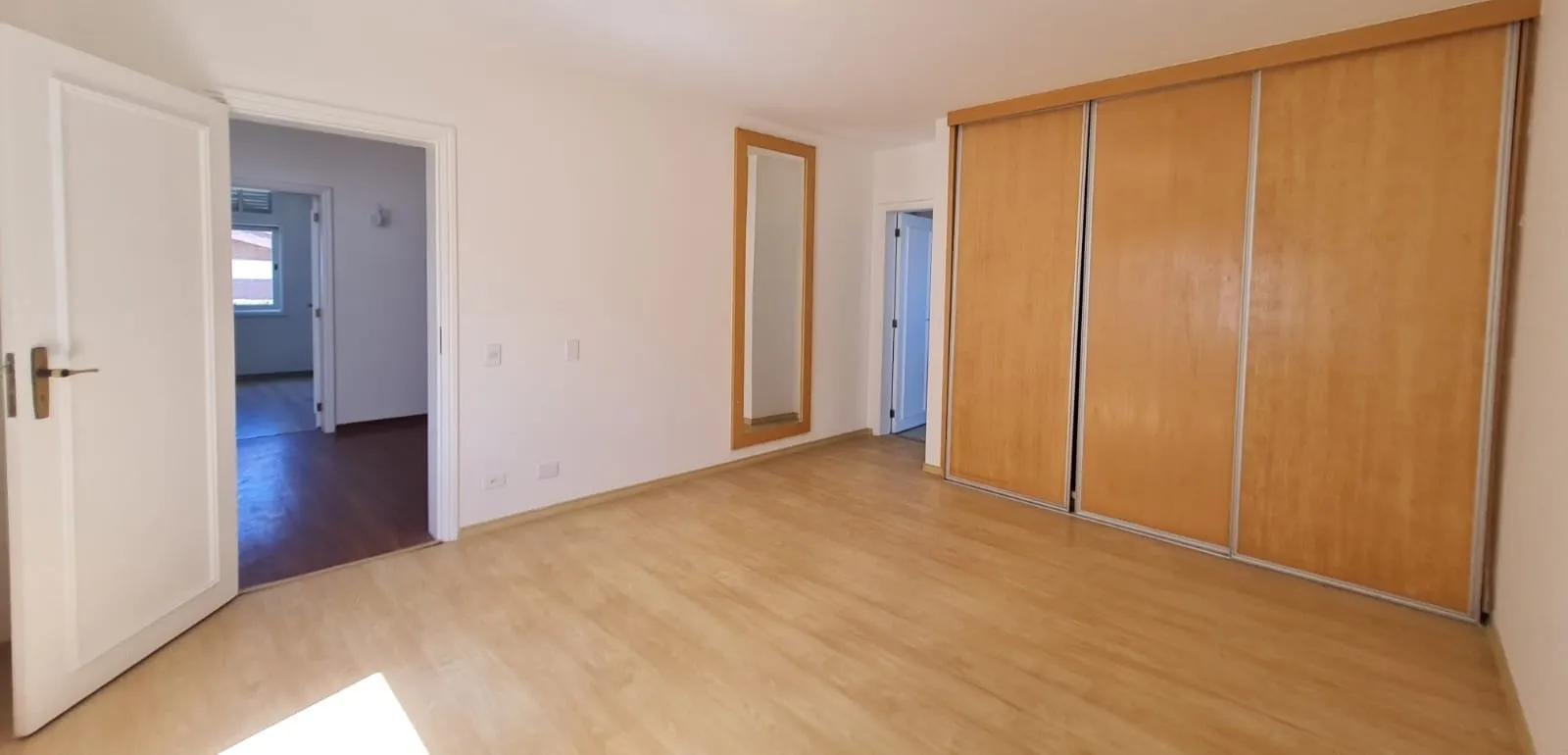 Imagem Mansão Exclusiva no Residencial 5 Alphaville com 620 m² construídos, cinema privativo e área de lazer completa.