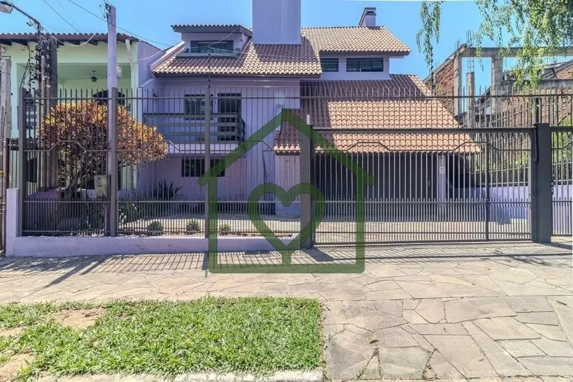 Casa de dois pavimentos com 3 dormitórios, sendo 1 suíte. No pavimento superior, conta com dois do...