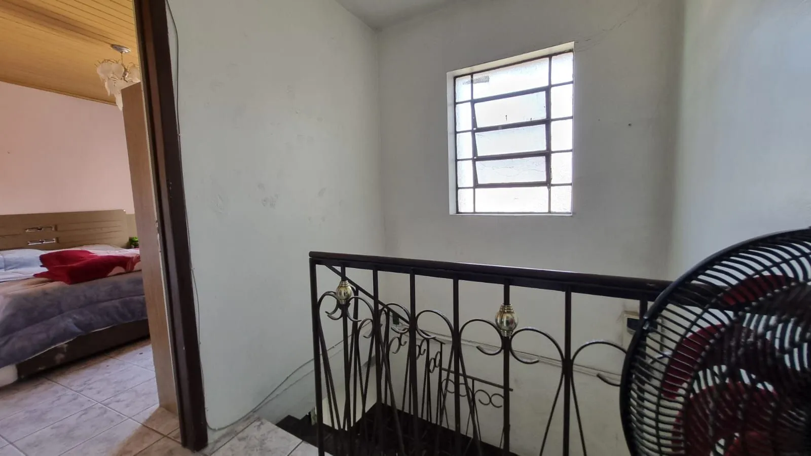 Imagem Casa Residencial de 2 pisos com 3 dormitórios , 2 banheiros + 1anexo com 2 aptos JKs , construído nos fundos do terreno no bairro Cidade Baixa/Azenha em Porto Alegre/RS.