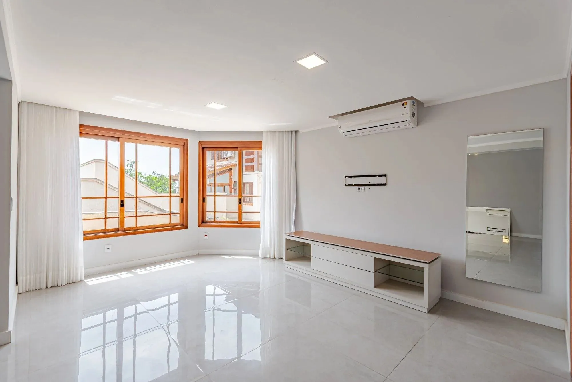Imagem Casa em condomínio com 3 dormitórios, suíte e 3 vagas.