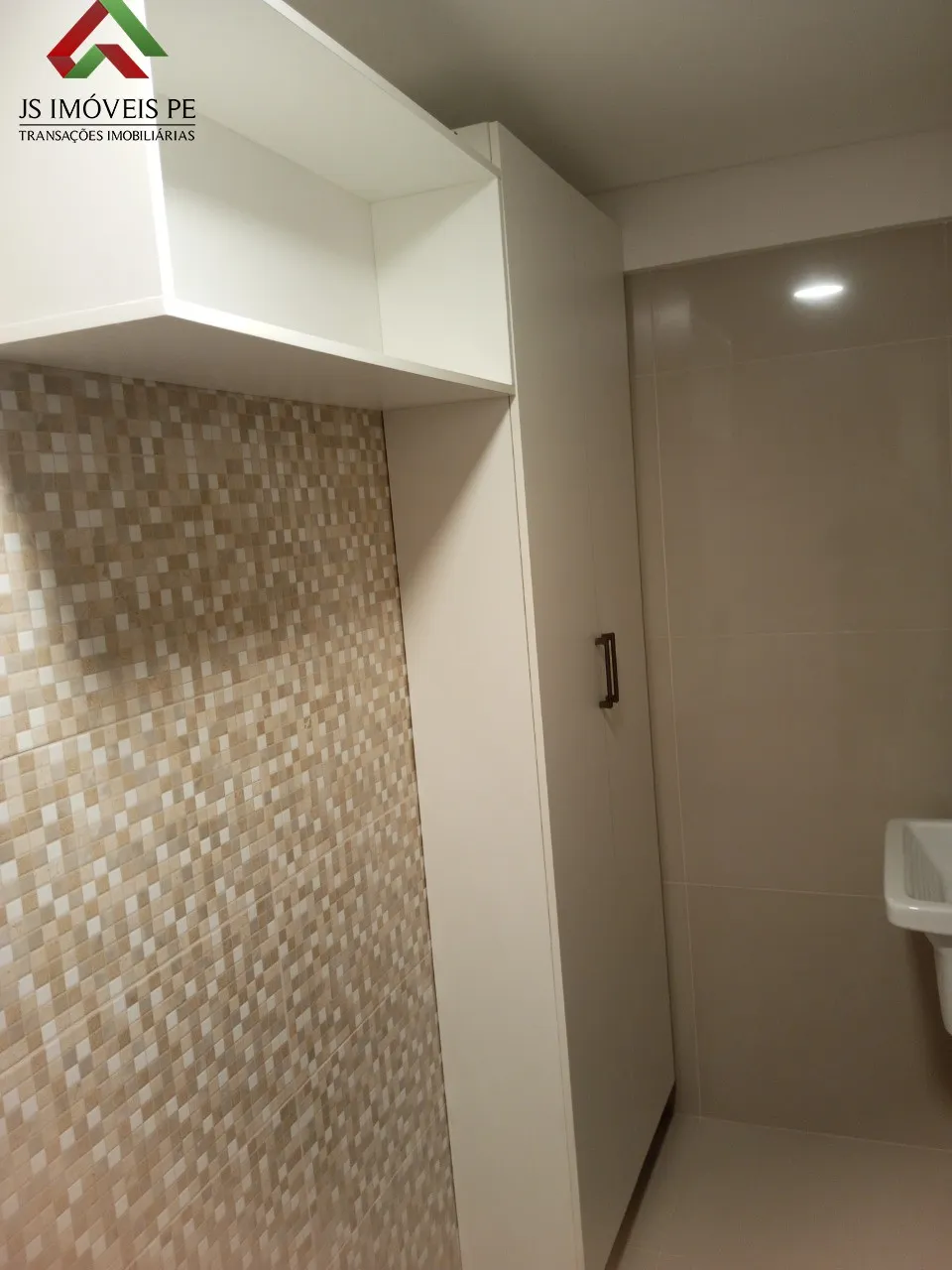 Imagem Imperdível! Apartamento Mobiliado para locação em Piedade, Jaboatão dos Guararapes-PE: 1 quarto, 2 salas, 1 banheiro, 1 vaga de garagem.