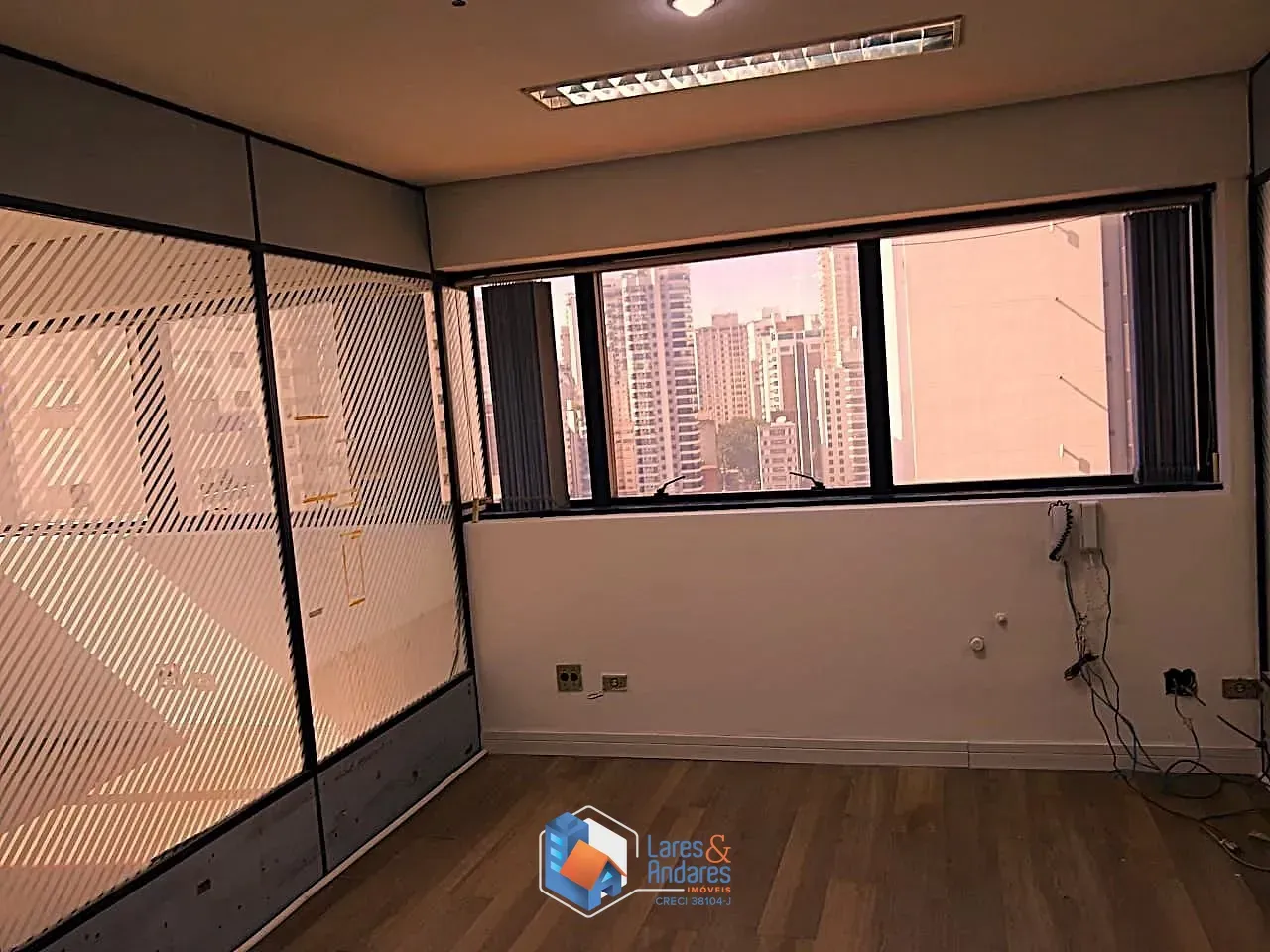 Imagem SALA À VENDA COM 47 M², NO 13º ANDAR, C/2 WC E 1 VG C/ MANOBRISTA - PERDIZES - SP