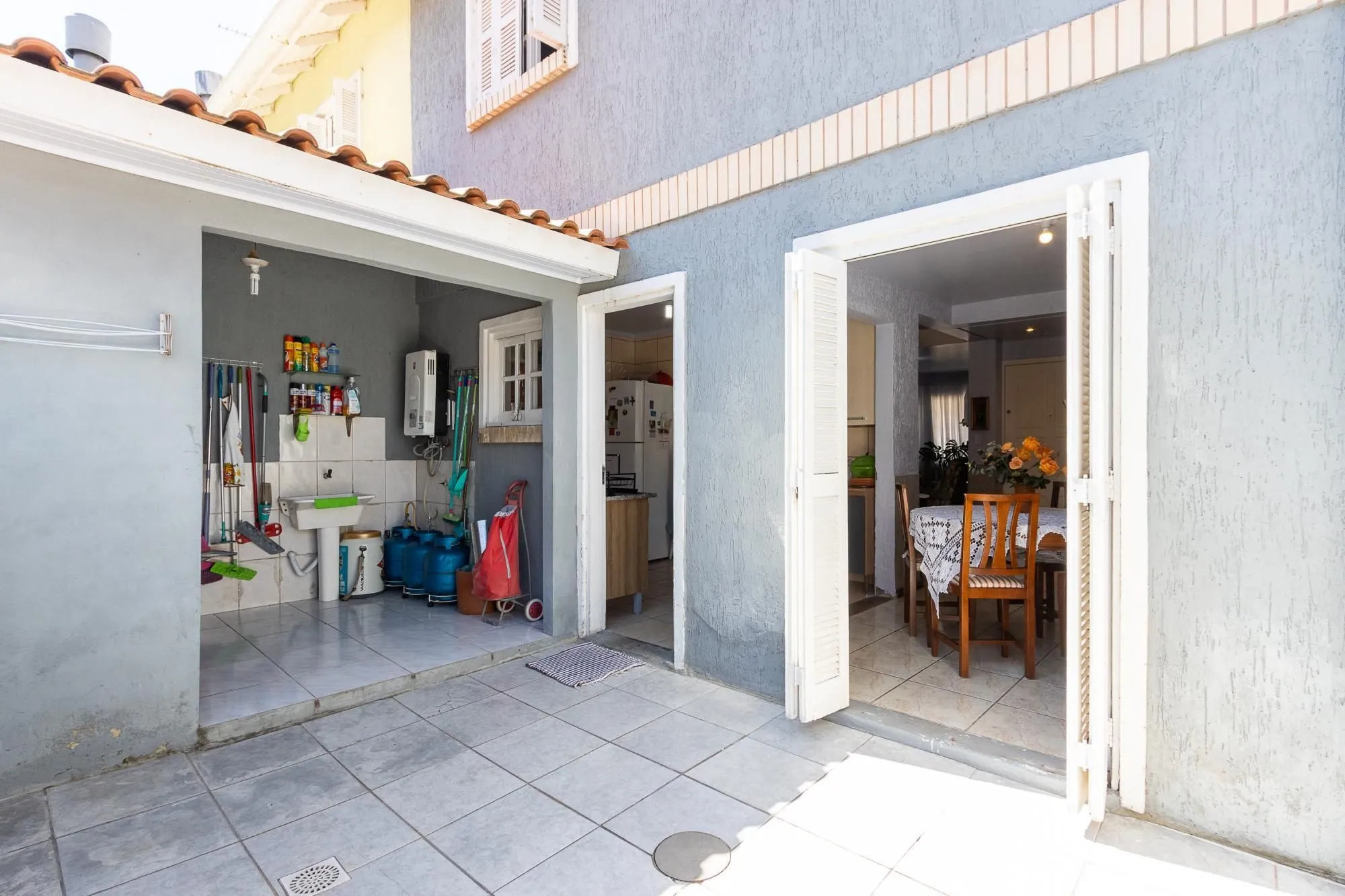 Imagem Casa de condomínio, de 3 dormitórios, 1 suíte e 2 vagas de garagem.