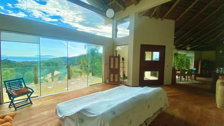 Imagem Imóvel de Luxo na Praia da Silveira: Casa com 3 Quartos, 1 Suíte e Garagem em Garopaba-SC!