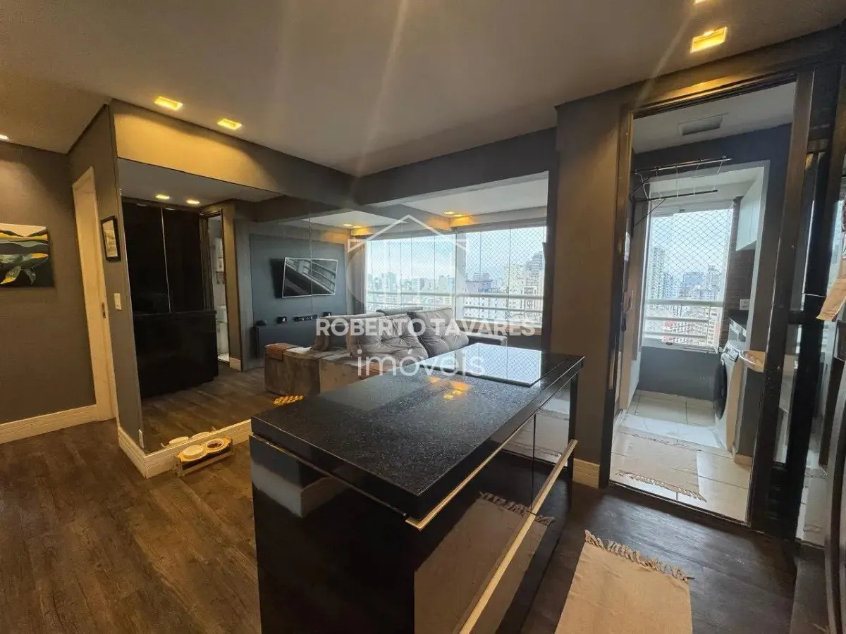 Imagem Apartamento mobiliado com 50 m², muito bem distribuídos, com 2 dormitórios, sendo 1 suíte, 1 vaga de garagem além de estar repleto de armários planejados.