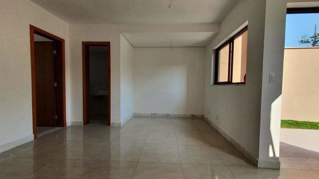 Imagem Casa duplex à venda, 3 quartos, 1 suíte, 2 vagas, Novo Centro - Santa Luzia/MG
