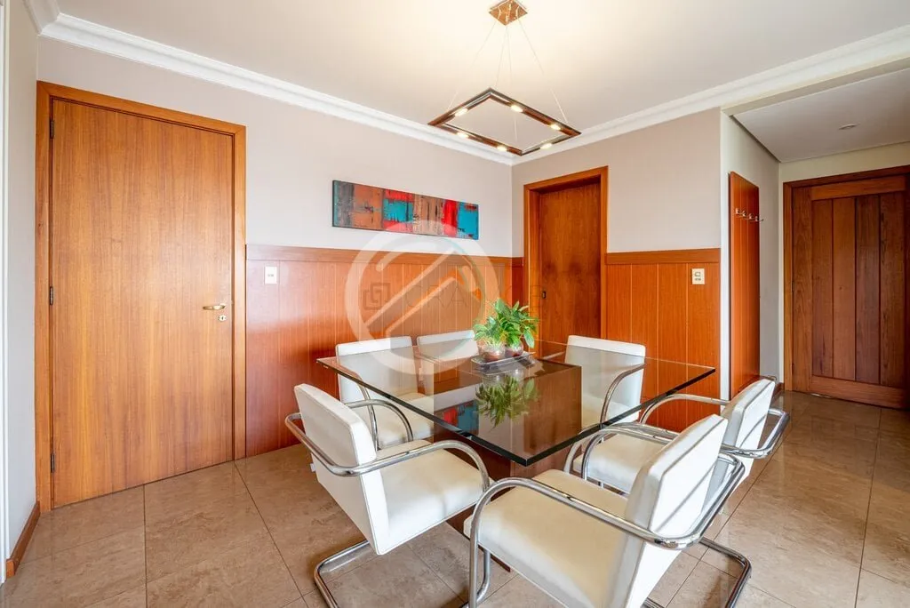 Imagem MUITO SOL E LINDA VISTA! Este amplo apartamento destaca-se por um espaçoso living que abraça três...
